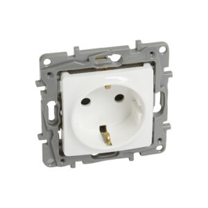 NILOE Розетка 2К+З с защитными шторками 16А, винтовые зажимы Белый Legrand E-PRO