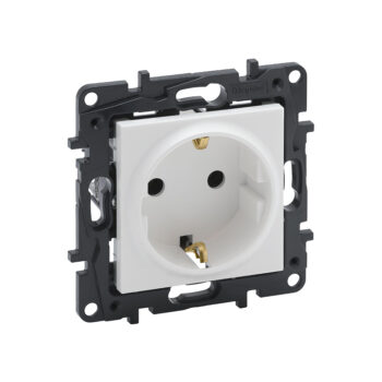 NILOE Розетка силовая 2К+З со шторками 16А, 250 В а/к, цвет Белый Legrand E-PRO