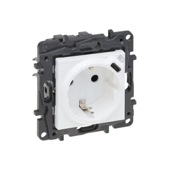 NILOE Комбинированная розетка со шторками 2К+З 16А 250В/USB С 1500мА, б/з, цвет Белый Legrand E-PRO